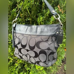 Coach Signature Black & Gray Fabric & Leather
Shoulder Bag NºF1026-F14708
